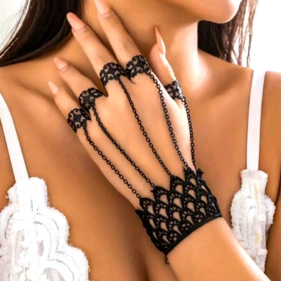 Elegant Black Metal Lace Hand Jewelry - Picture 1 of 5